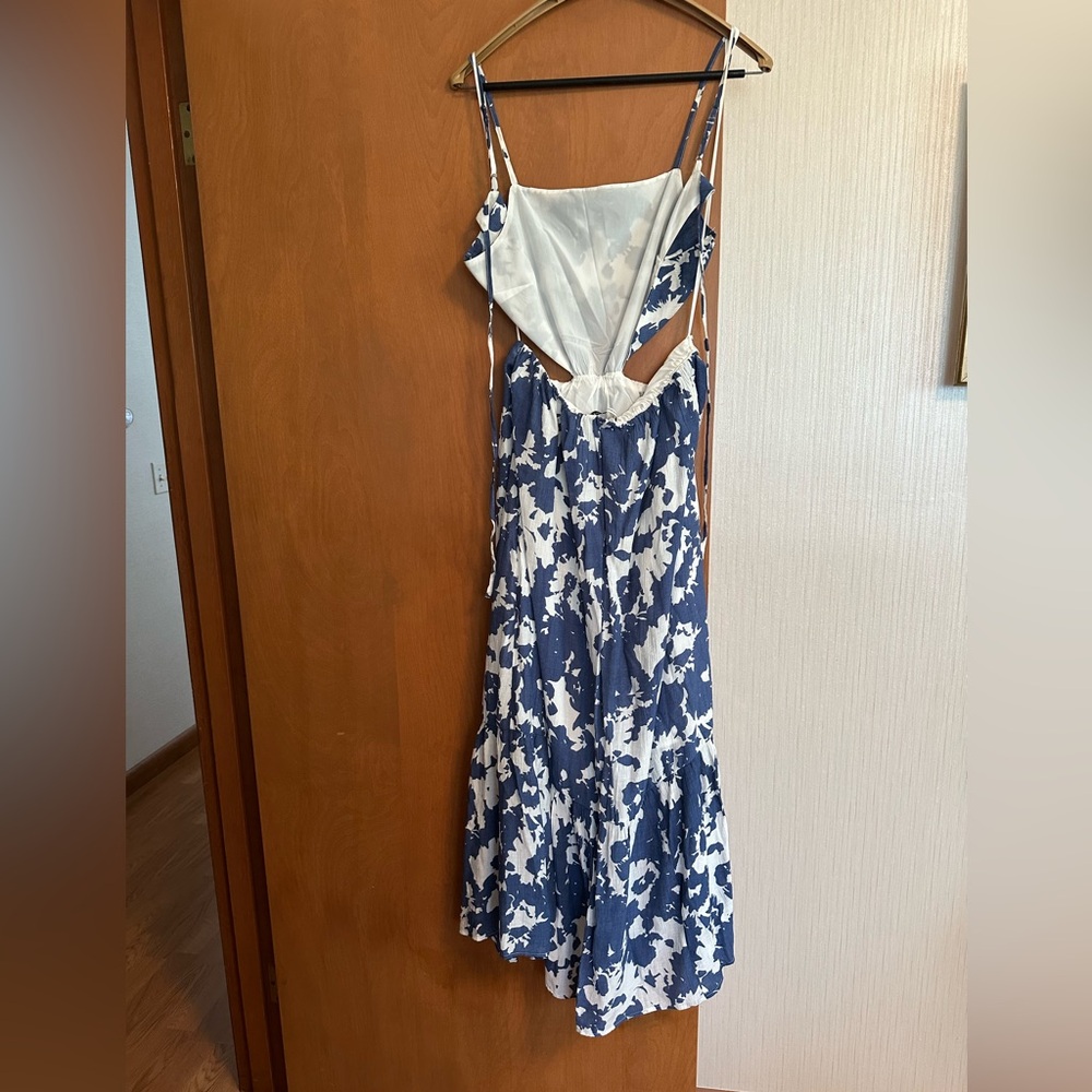 Blue Floral Dress w Open Back Detail - Abercrombie - Picture 2 of 4
